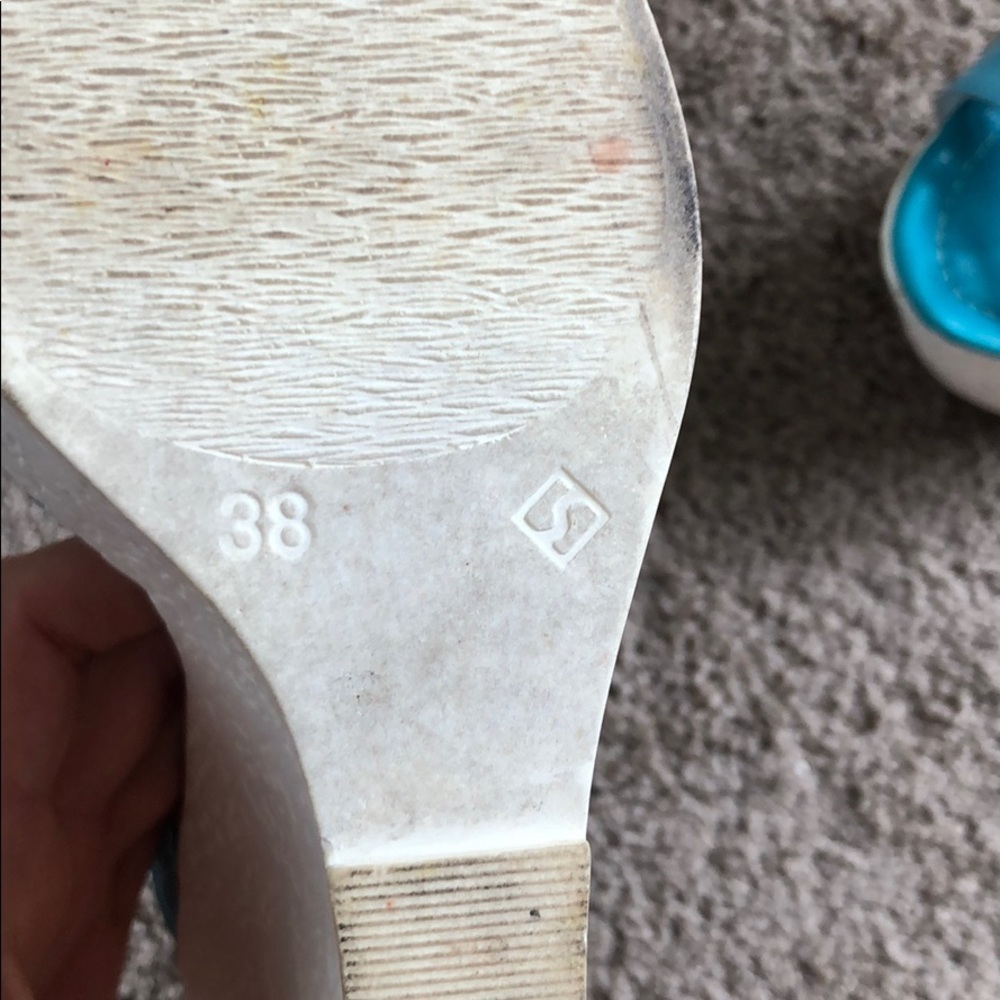 Blue wedges. - Picture 4 of 5